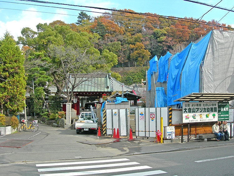 山門右手が施工中現場