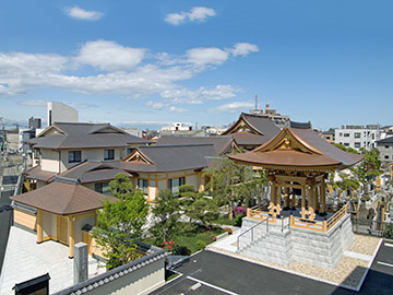 西側からの境内全景