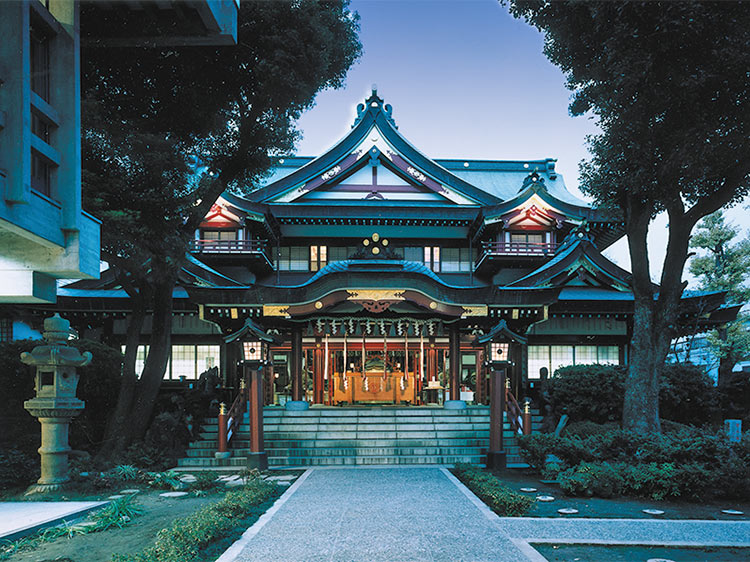 京濱伏見稲荷神社 拝殿正面外観 夕景